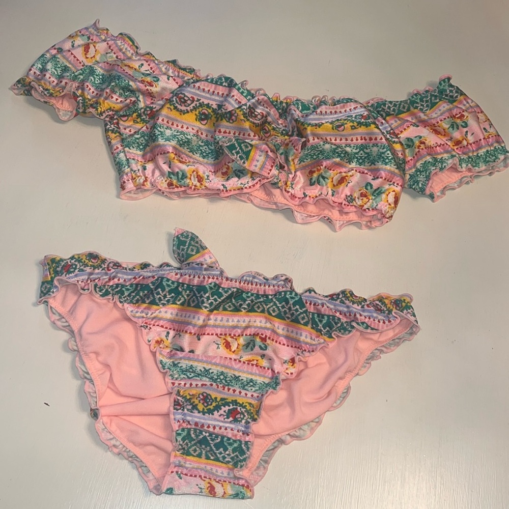 Off the shoulder 2 pieces swimsuit. L/G (11-13)